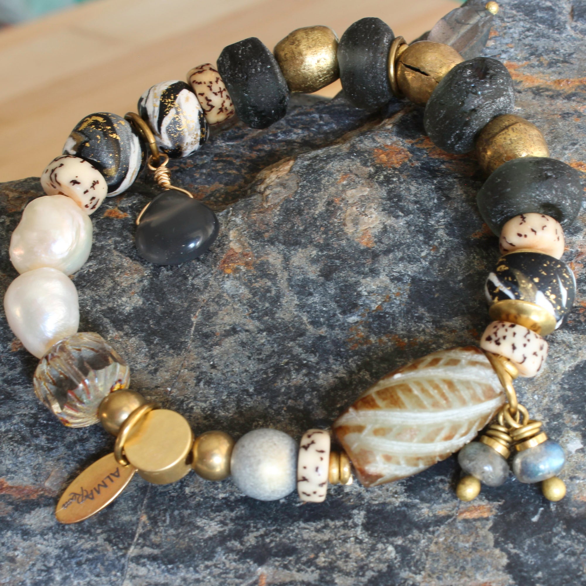 BOHO STRETCH BRACELET WITH RECYCLED GLASS BEADS - BLACK