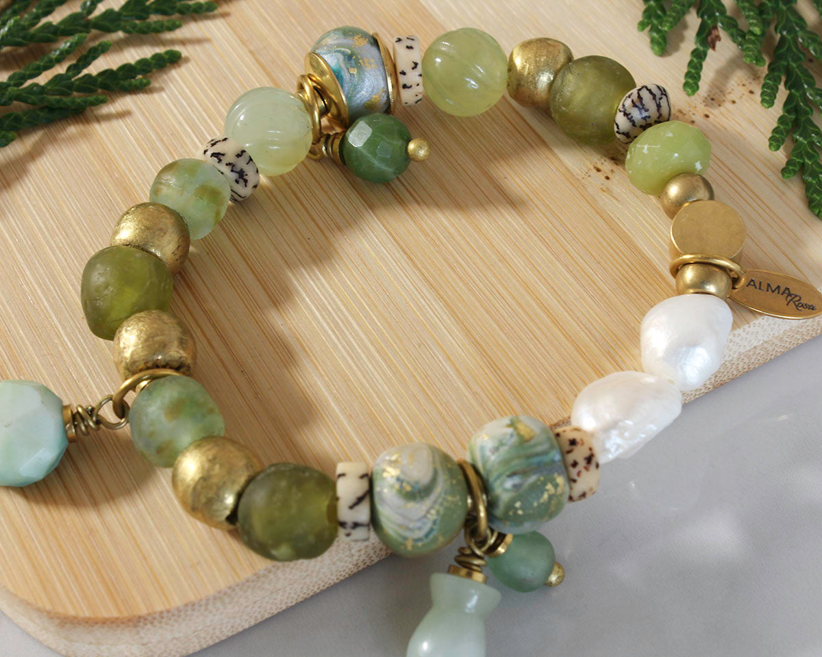 BOHO STRETCH BRACELET WITH RECYCLED GLASS BEADS - GREEN