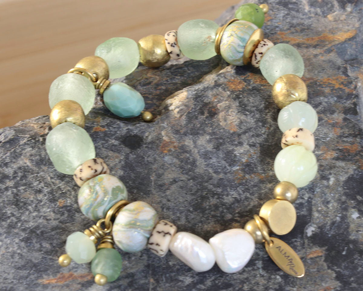 BOHO STRETCH BRACELET WITH RECYCLED GLASS BEADS - GREEN